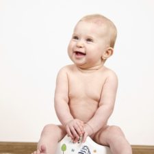 Gardez quelques couches si bébé apprend à être propre, notamment pour les siestes où pour prévenir les jours où il tombe malade