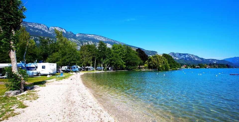 Plaisirs de l’eau, de la terre et du ciel depuis le camping du Lac bleu (Annecy) !